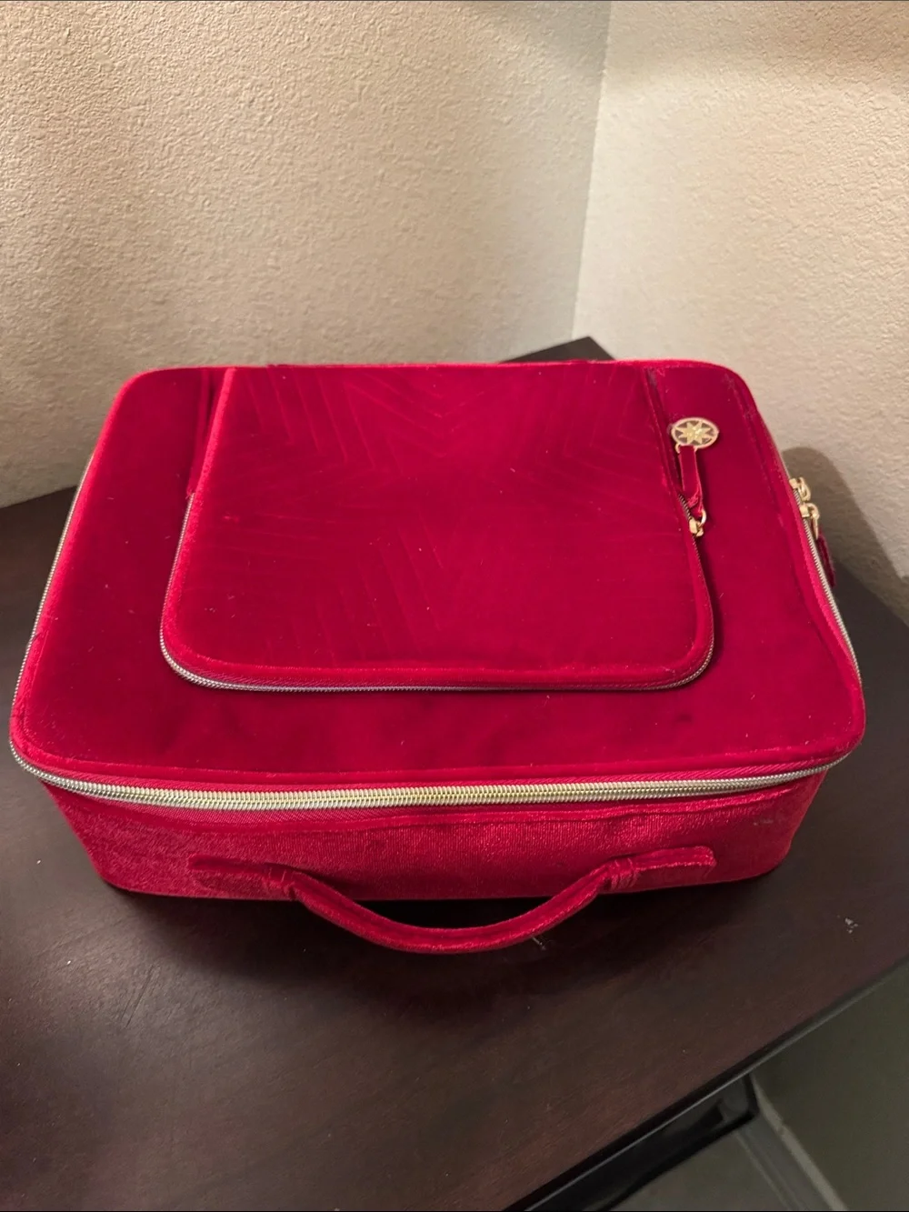 Estee Lauder Red Velvet Star-Quilted Cosmetic Carry Case never used